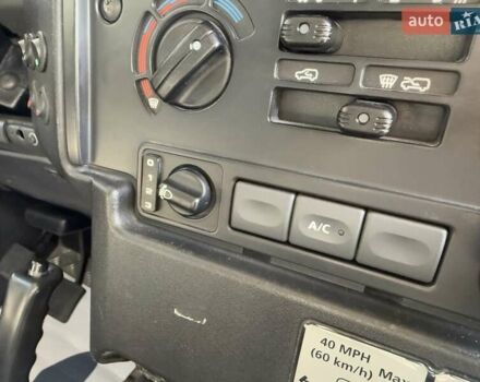 Белый Ленд Ровер Дефендер, объемом двигателя 2.4 л и пробегом 90 тыс. км за 23999 $, фото 51 на Automoto.ua