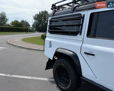 Белый Ленд Ровер Дефендер, объемом двигателя 2.4 л и пробегом 90 тыс. км за 23999 $, фото 9 на Automoto.ua
