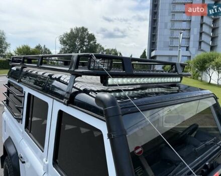 Білий Ленд Ровер Дефендер, об'ємом двигуна 2.4 л та пробігом 90 тис. км за 22333 $, фото 5 на Automoto.ua