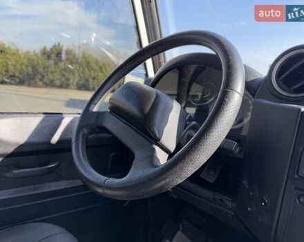 Білий Ленд Ровер Дефендер, об'ємом двигуна 2.4 л та пробігом 90 тис. км за 22333 $, фото 56 на Automoto.ua