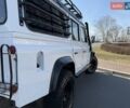 Белый Ленд Ровер Дефендер, объемом двигателя 2.4 л и пробегом 90 тыс. км за 26333 $, фото 5 на Automoto.ua