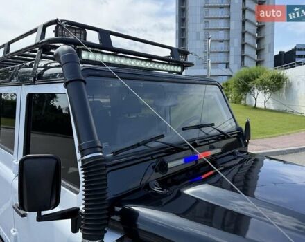 Білий Ленд Ровер Дефендер, об'ємом двигуна 2.4 л та пробігом 90 тис. км за 22333 $, фото 6 на Automoto.ua