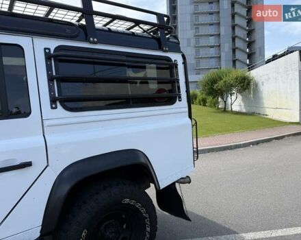 Білий Ленд Ровер Дефендер, об'ємом двигуна 2.4 л та пробігом 90 тис. км за 22333 $, фото 23 на Automoto.ua