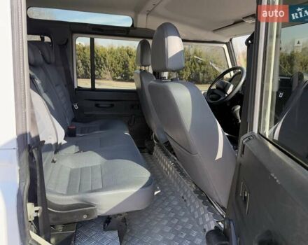 Белый Ленд Ровер Дефендер, объемом двигателя 2.4 л и пробегом 90 тыс. км за 23999 $, фото 50 на Automoto.ua