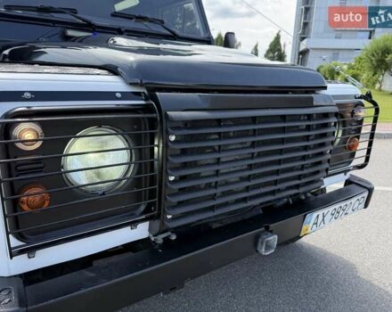 Білий Ленд Ровер Дефендер, об'ємом двигуна 2.4 л та пробігом 90 тис. км за 22333 $, фото 12 на Automoto.ua