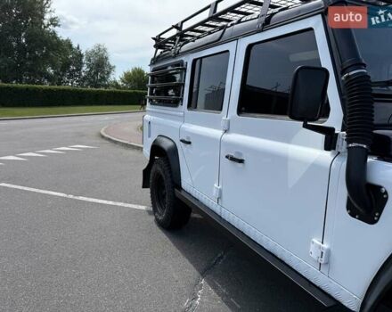 Білий Ленд Ровер Дефендер, об'ємом двигуна 2.4 л та пробігом 90 тис. км за 22333 $, фото 7 на Automoto.ua