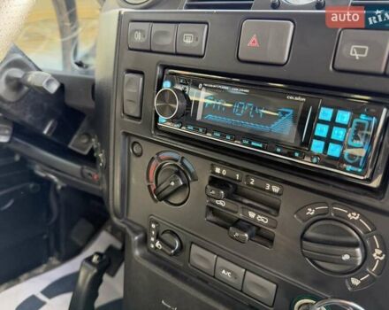 Белый Ленд Ровер Дефендер, объемом двигателя 2.4 л и пробегом 90 тыс. км за 26333 $, фото 70 на Automoto.ua