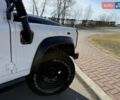 Белый Ленд Ровер Дефендер, объемом двигателя 2.4 л и пробегом 90 тыс. км за 26333 $, фото 30 на Automoto.ua