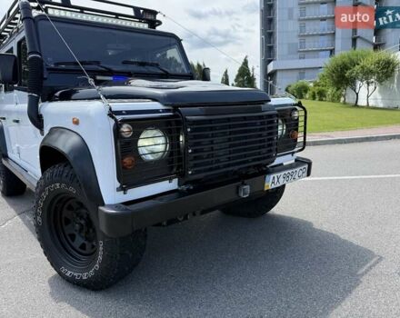 Білий Ленд Ровер Дефендер, об'ємом двигуна 2.4 л та пробігом 90 тис. км за 22333 $, фото 1 на Automoto.ua