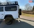 Белый Ленд Ровер Дефендер, объемом двигателя 2.4 л и пробегом 90 тыс. км за 26333 $, фото 4 на Automoto.ua