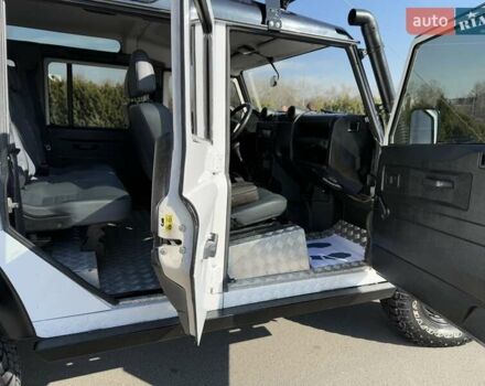 Белый Ленд Ровер Дефендер, объемом двигателя 2.4 л и пробегом 90 тыс. км за 23999 $, фото 49 на Automoto.ua
