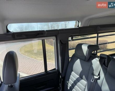 Білий Ленд Ровер Дефендер, об'ємом двигуна 2.4 л та пробігом 90 тис. км за 22333 $, фото 44 на Automoto.ua