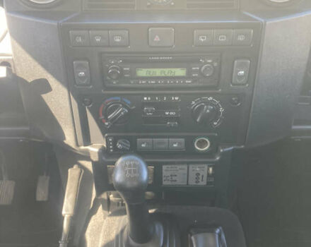 Белый Ленд Ровер Дефендер, объемом двигателя 2.4 л и пробегом 65 тыс. км за 34500 $, фото 12 на Automoto.ua