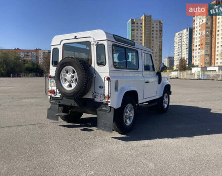 Белый Ленд Ровер Дефендер, объемом двигателя 2.4 л и пробегом 65 тыс. км за 34500 $, фото 6 на Automoto.ua