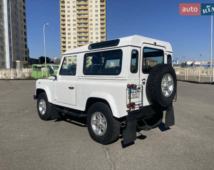 Белый Ленд Ровер Дефендер, объемом двигателя 2.4 л и пробегом 65 тыс. км за 34500 $, фото 4 на Automoto.ua