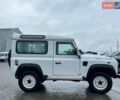 Білий Ленд Ровер Дефендер, об'ємом двигуна 2.2 л та пробігом 225 тис. км за 50290 $, фото 4 на Automoto.ua
