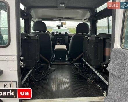 Білий Ленд Ровер Дефендер, об'ємом двигуна 2.2 л та пробігом 225 тис. км за 50290 $, фото 30 на Automoto.ua