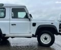 Білий Ленд Ровер Дефендер, об'ємом двигуна 2.2 л та пробігом 225 тис. км за 50290 $, фото 3 на Automoto.ua