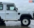 Білий Ленд Ровер Дефендер, об'ємом двигуна 2.2 л та пробігом 225 тис. км за 50290 $, фото 3 на Automoto.ua