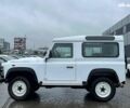 Білий Ленд Ровер Дефендер, об'ємом двигуна 2.2 л та пробігом 225 тис. км за 50290 $, фото 10 на Automoto.ua