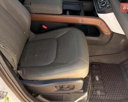 Белый Ленд Ровер Дефендер, объемом двигателя 3 л и пробегом 112 тыс. км за 66000 $, фото 11 на Automoto.ua