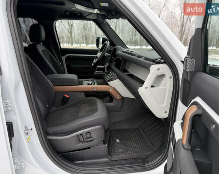 Белый Ленд Ровер Дефендер, объемом двигателя 3 л и пробегом 134 тыс. км за 64200 $, фото 25 на Automoto.ua