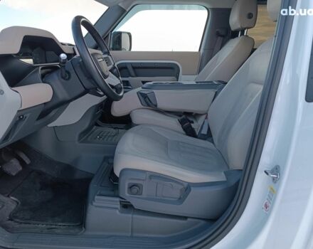 Білий Ленд Ровер Дефендер, об'ємом двигуна 2 л та пробігом 96 тис. км за 58650 $, фото 20 на Automoto.ua