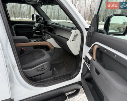 Белый Ленд Ровер Дефендер, объемом двигателя 3 л и пробегом 134 тыс. км за 64200 $, фото 24 на Automoto.ua