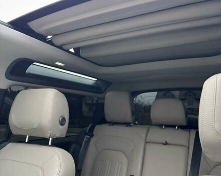 Белый Ленд Ровер Дефендер, объемом двигателя 2 л и пробегом 93 тыс. км за 58000 $, фото 3 на Automoto.ua