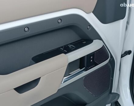 Білий Ленд Ровер Дефендер, об'ємом двигуна 2 л та пробігом 96 тис. км за 58650 $, фото 17 на Automoto.ua