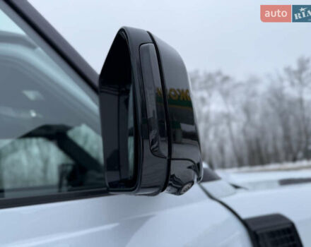 Белый Ленд Ровер Дефендер, объемом двигателя 3 л и пробегом 143 тыс. км за 64200 $, фото 22 на Automoto.ua