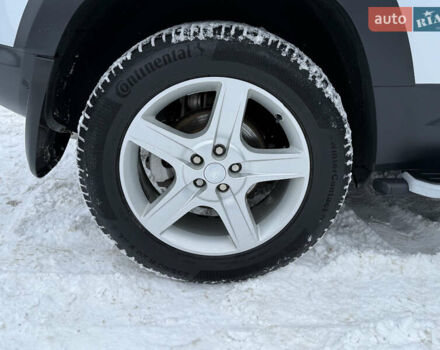 Белый Ленд Ровер Дефендер, объемом двигателя 3 л и пробегом 143 тыс. км за 64200 $, фото 11 на Automoto.ua