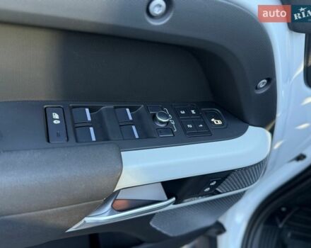 Белый Ленд Ровер Дефендер, объемом двигателя 3 л и пробегом 143 тыс. км за 62000 $, фото 14 на Automoto.ua