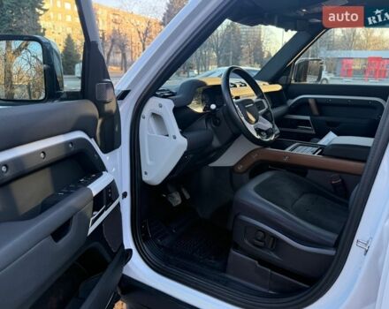 Белый Ленд Ровер Дефендер, объемом двигателя 3 л и пробегом 143 тыс. км за 62000 $, фото 13 на Automoto.ua