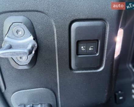 Белый Ленд Ровер Дефендер, объемом двигателя 3 л и пробегом 143 тыс. км за 62000 $, фото 17 на Automoto.ua