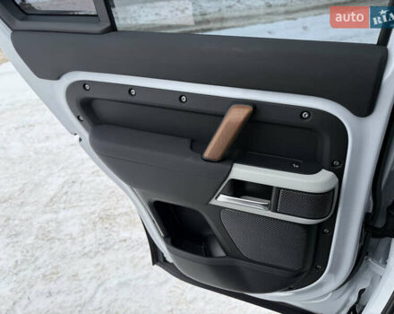 Белый Ленд Ровер Дефендер, объемом двигателя 3 л и пробегом 134 тыс. км за 64200 $, фото 17 на Automoto.ua