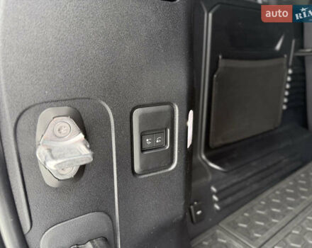 Белый Ленд Ровер Дефендер, объемом двигателя 3 л и пробегом 143 тыс. км за 64200 $, фото 21 на Automoto.ua