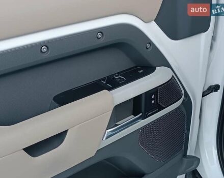 Белый Ленд Ровер Дефендер, объемом двигателя 2 л и пробегом 96 тыс. км за 58650 $, фото 17 на Automoto.ua