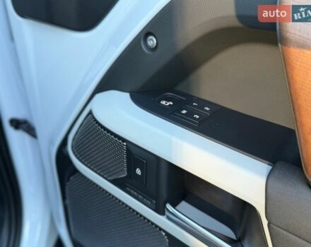 Белый Ленд Ровер Дефендер, объемом двигателя 3 л и пробегом 143 тыс. км за 62000 $, фото 30 на Automoto.ua