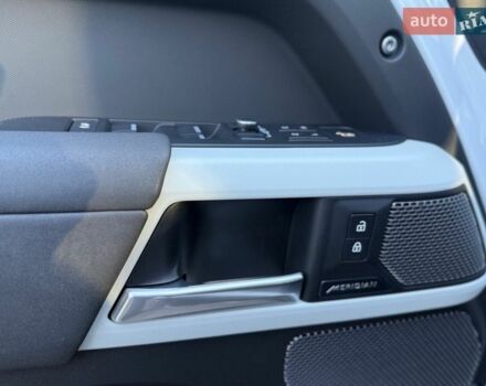 Белый Ленд Ровер Дефендер, объемом двигателя 3 л и пробегом 143 тыс. км за 62000 $, фото 15 на Automoto.ua