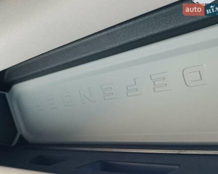 Белый Ленд Ровер Дефендер, объемом двигателя 2 л и пробегом 96 тыс. км за 58650 $, фото 28 на Automoto.ua