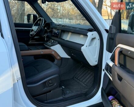 Белый Ленд Ровер Дефендер, объемом двигателя 3 л и пробегом 143 тыс. км за 62000 $, фото 29 на Automoto.ua