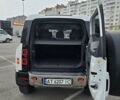 Белый Ленд Ровер Дефендер, объемом двигателя 3 л и пробегом 55 тыс. км за 77111 $, фото 37 на Automoto.ua