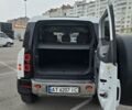 Білий Ленд Ровер Дефендер, об'ємом двигуна 3 л та пробігом 55 тис. км за 77111 $, фото 37 на Automoto.ua