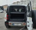 Белый Ленд Ровер Дефендер, объемом двигателя 3 л и пробегом 55 тыс. км за 77111 $, фото 37 на Automoto.ua