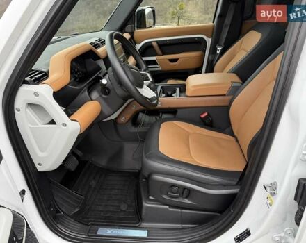 Білий Ленд Ровер Дефендер, об'ємом двигуна 3 л та пробігом 33 тис. км за 89000 $, фото 24 на Automoto.ua