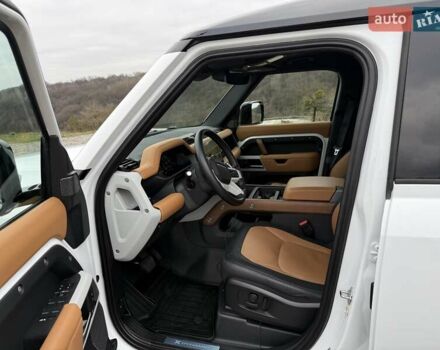 Білий Ленд Ровер Дефендер, об'ємом двигуна 3 л та пробігом 33 тис. км за 89000 $, фото 23 на Automoto.ua