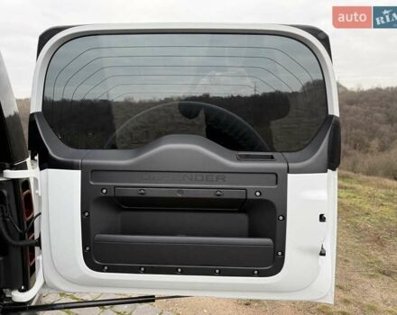 Білий Ленд Ровер Дефендер, об'ємом двигуна 3 л та пробігом 33 тис. км за 89000 $, фото 38 на Automoto.ua