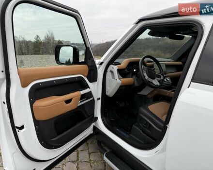 Білий Ленд Ровер Дефендер, об'ємом двигуна 3 л та пробігом 33 тис. км за 89000 $, фото 21 на Automoto.ua