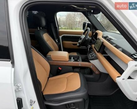 Білий Ленд Ровер Дефендер, об'ємом двигуна 3 л та пробігом 33 тис. км за 89000 $, фото 37 на Automoto.ua